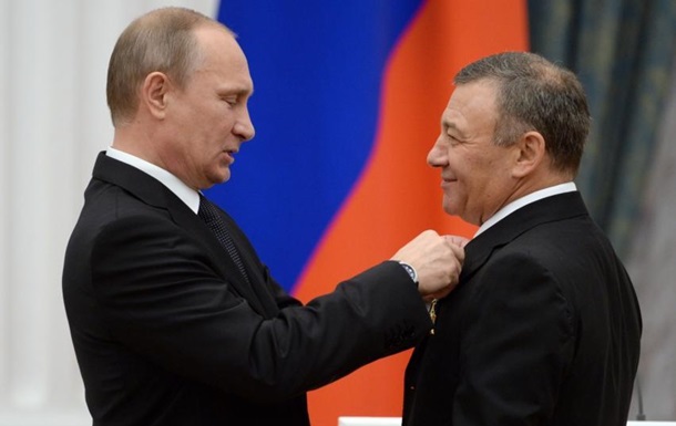 Действующий президент России (В.В. Путин, слева) и один из акционеров банка СМП (Аркадий Ротенберг)