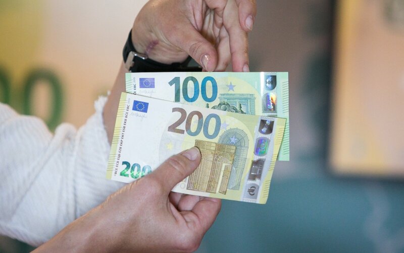 pristatyti-naujosios-serijos-europa-100-ir-200-euru-banknotai-81300113