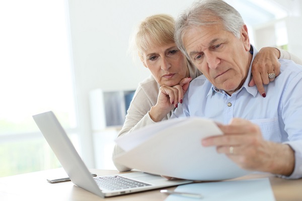 30220989 - senior couple doing the income tax declaration online
