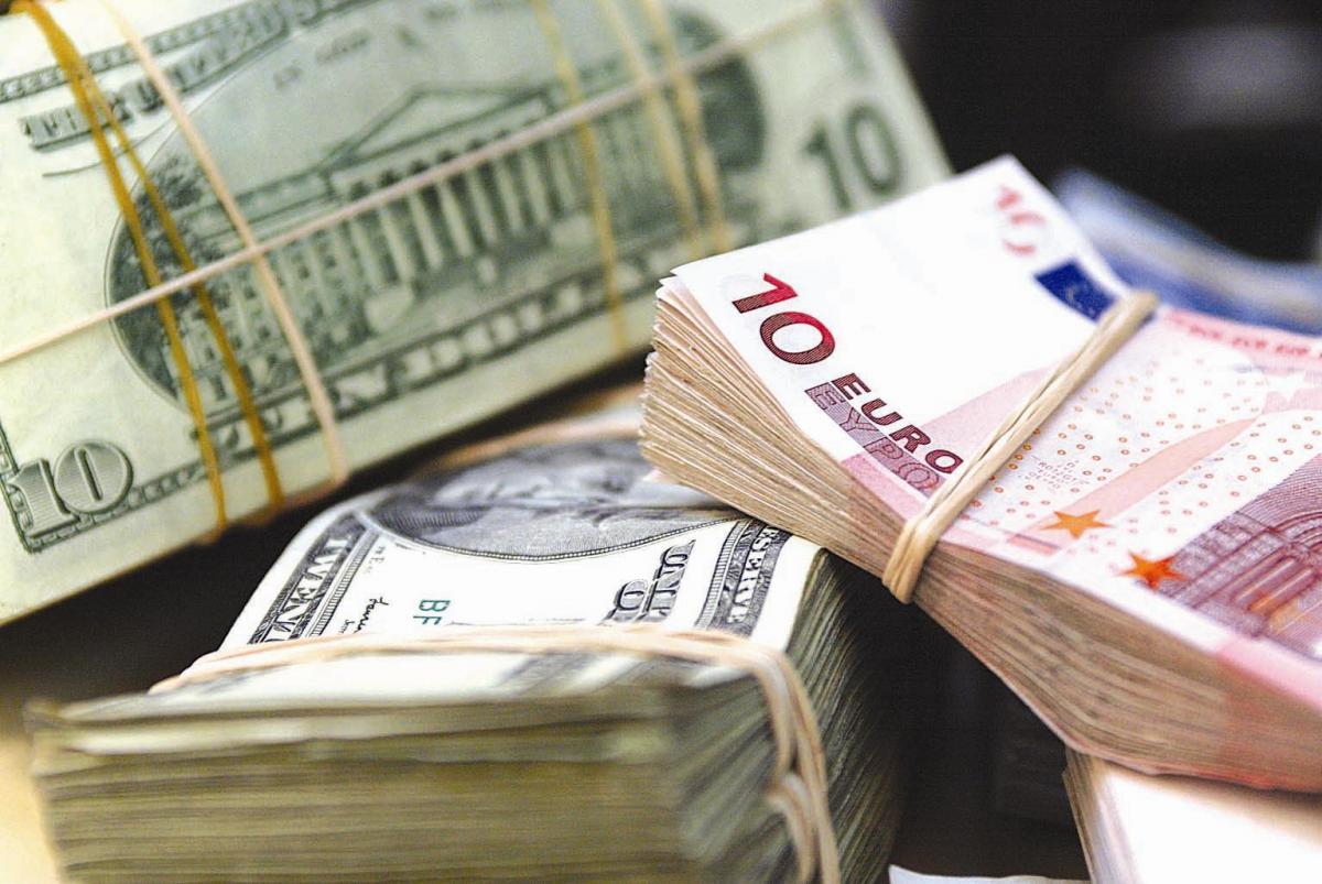 В какой валюте хранить деньги в 2021 году в России