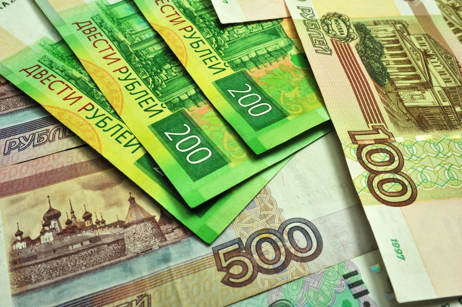 Как сохранить деньги при девальвации рубля в 2022 году в России