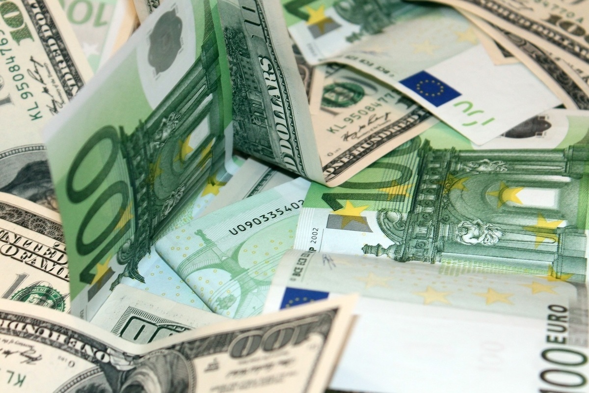 Стоит ли покупать евро и доллары сейчас