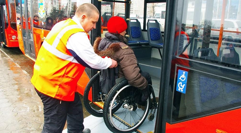 Места для инвалидов в трамвае. Места для инвалидов в трамваях Москвы. Остановки автобусные для инвалидов колясочников в Москве. Посадка инвалида в трамвай. Новое для инвалидов 3 группы